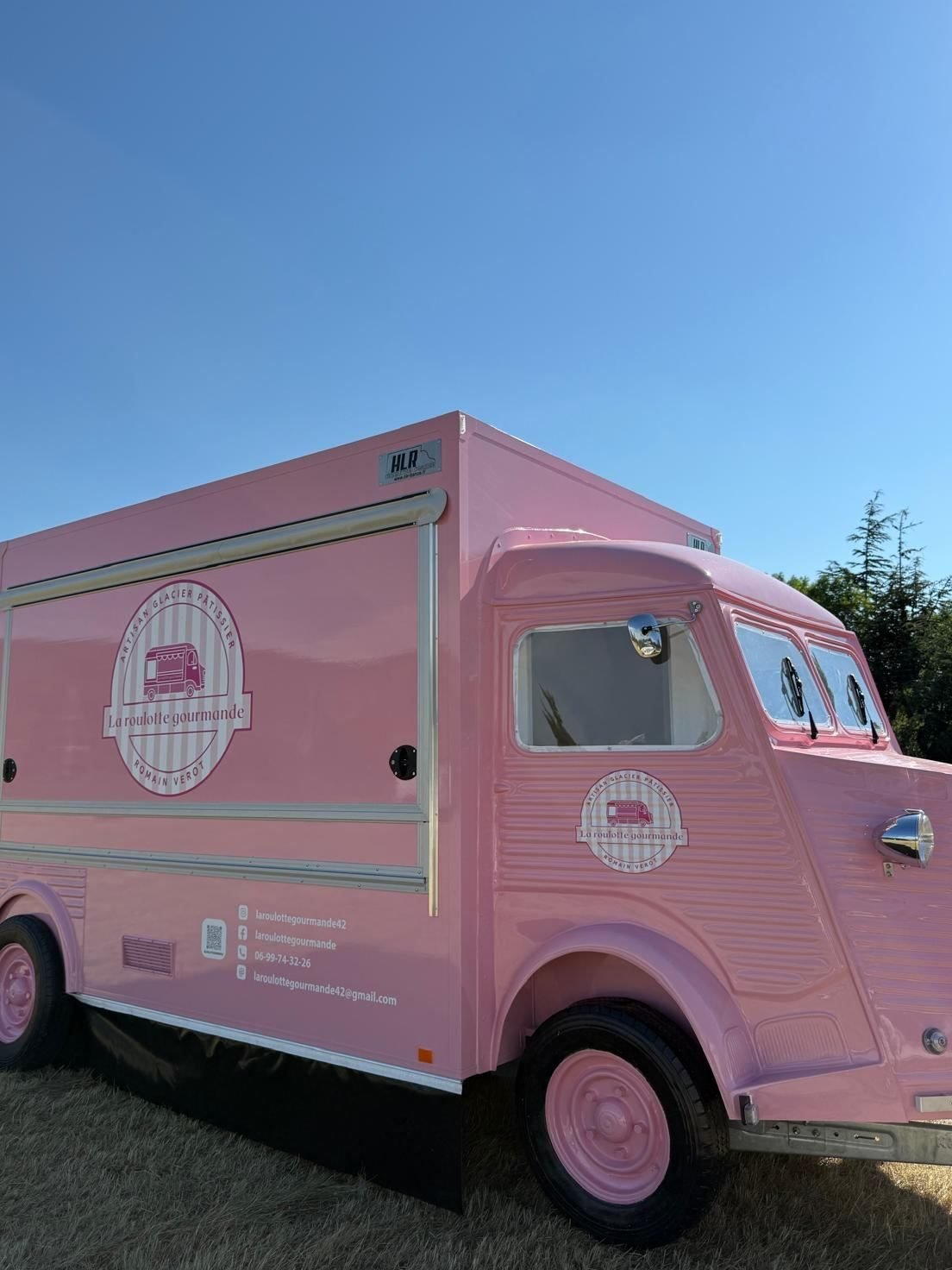 La roulotte rose au crépuscule